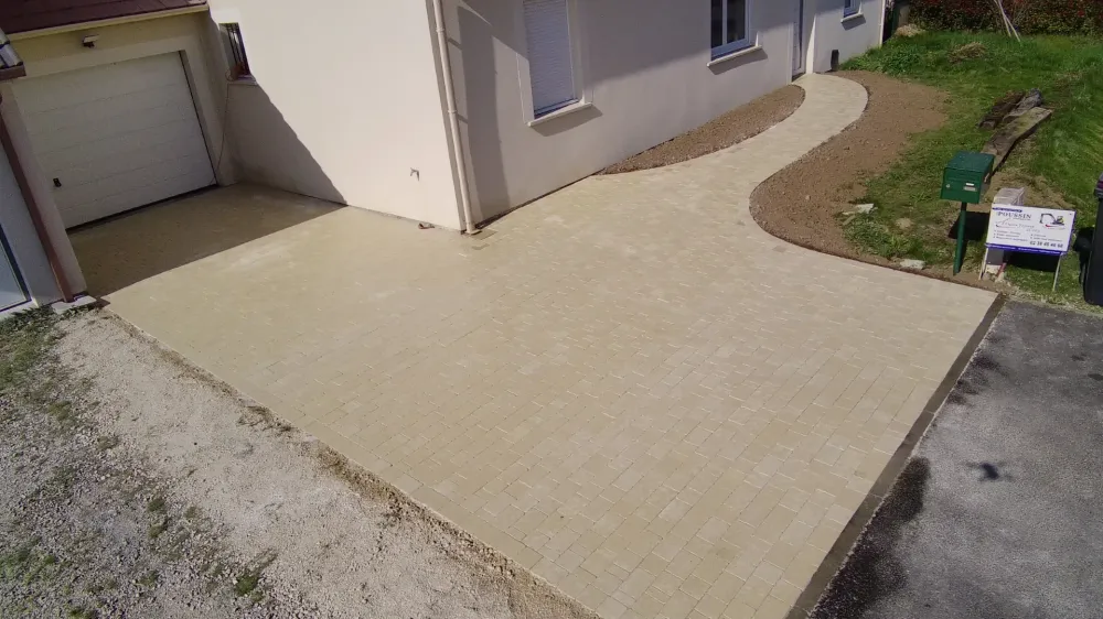 allée pavée Poussin et Filwebp